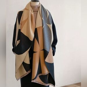 Contrast Raw Hem Scarf